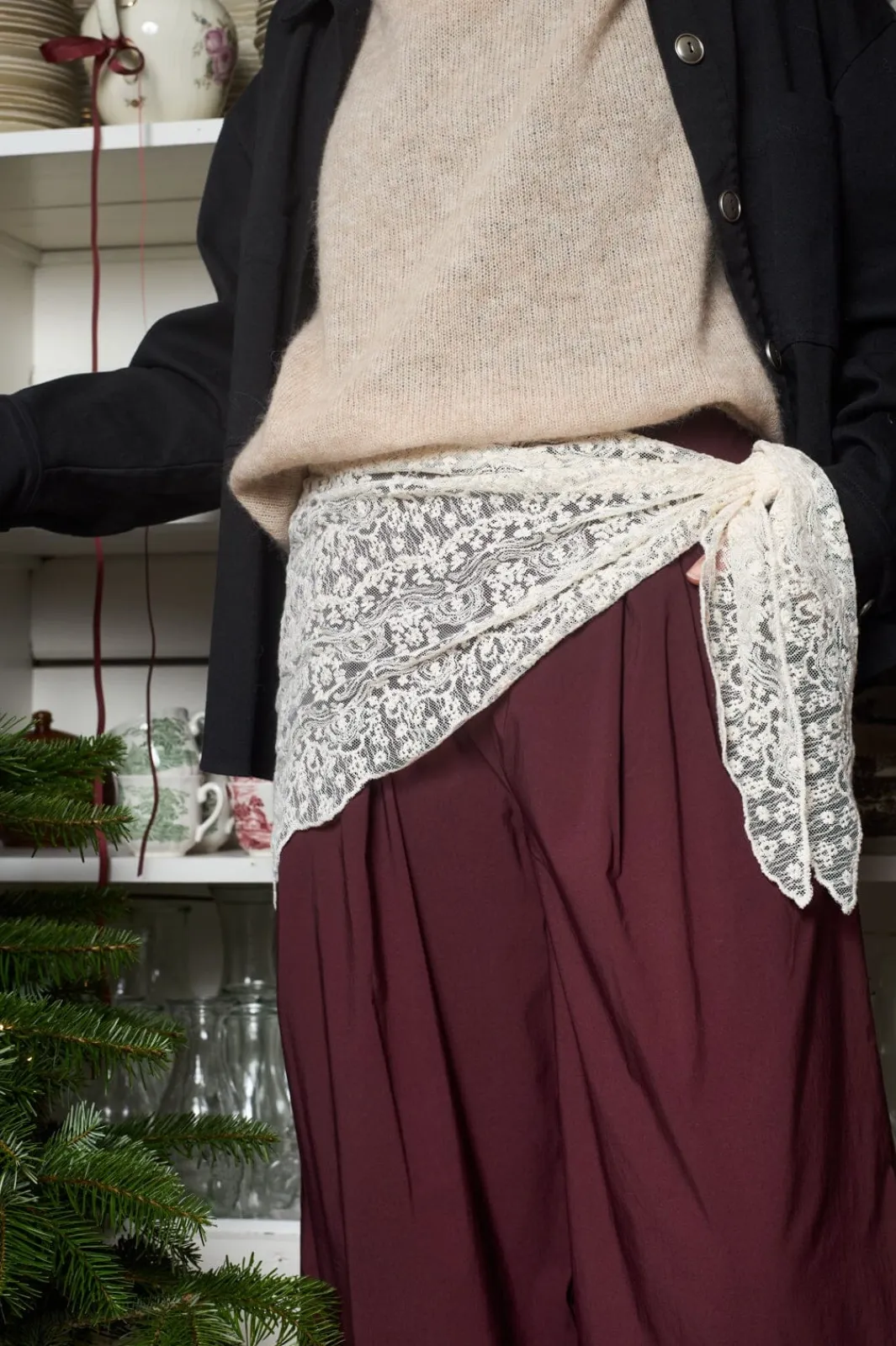 Black Colour Bcfarianna Triangle Lace Scarf 3650 | Halsdukar
