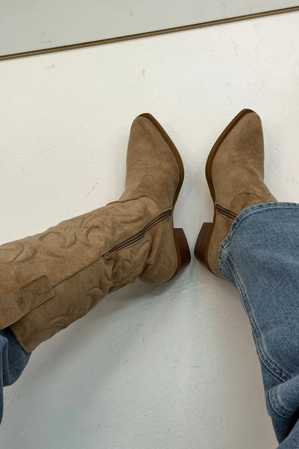 Bldelphinium Boots