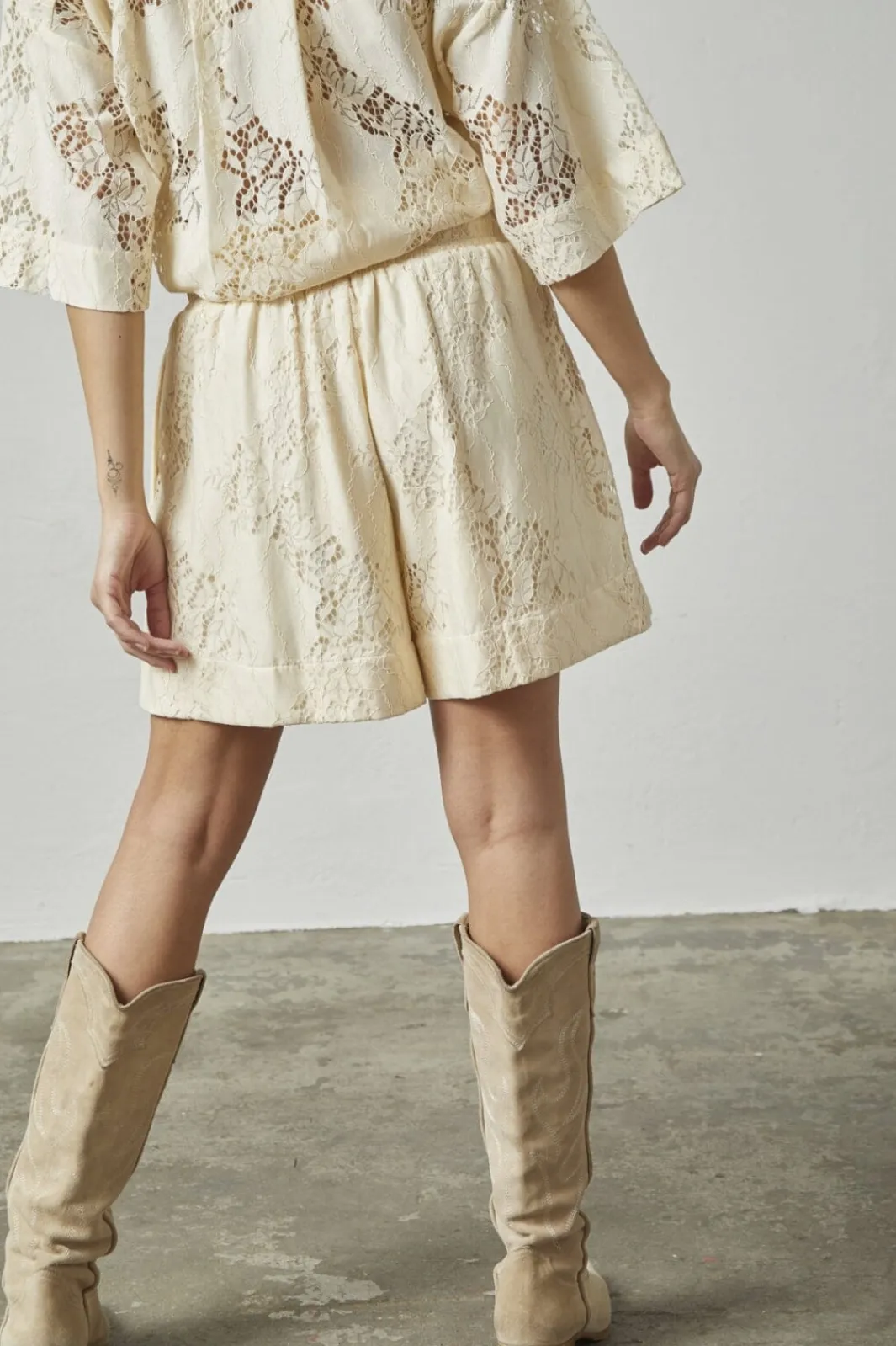 Love & Divine dove970-7 18608 | Shorts