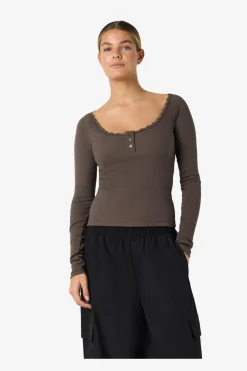 Noisy May Naya / ace Heney Top | T-Shirts & Toppar