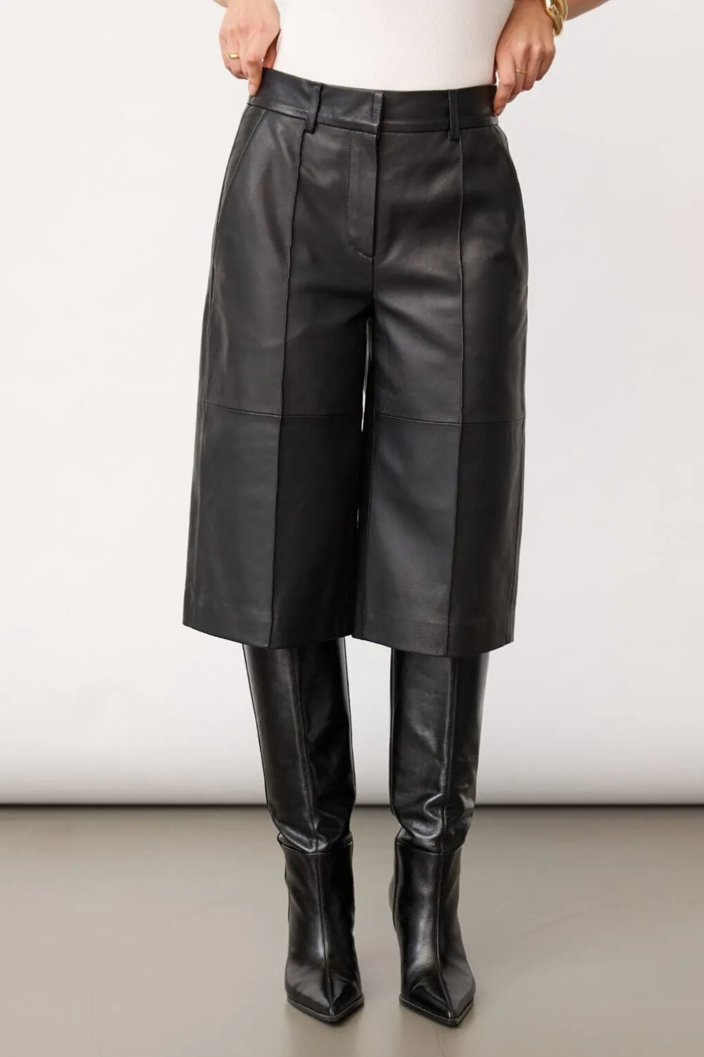 Phoebecc Long Leather Bermuda 500139