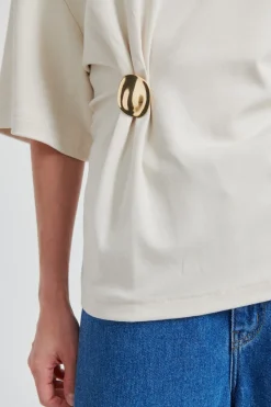 Sfenora Brooch Tee 60432