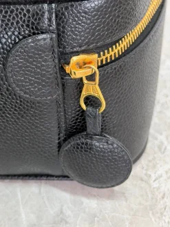Preloved Vintageline x Molly&My Vintage Chanel Kosmetiktaske – Sort Caviar & Guldhardware | Väskor & Plånböcker