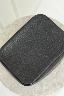 Preloved Vintageline x Molly&My Vintage Chanel Kosmetiktaske – Sort Caviar & Guldhardware | Väskor & Plånböcker