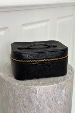 Preloved Vintageline x Molly&My Vintage Chanel Kosmetiktaske – Sort Caviar & Guldhardware | Väskor & Plånböcker
